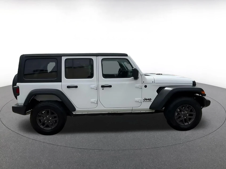 2025 Jeep JL Wrangler - Image 17 of 31