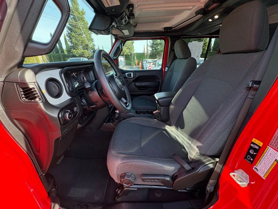 2025 Jeep JL Wrangler - Image 27 of 31