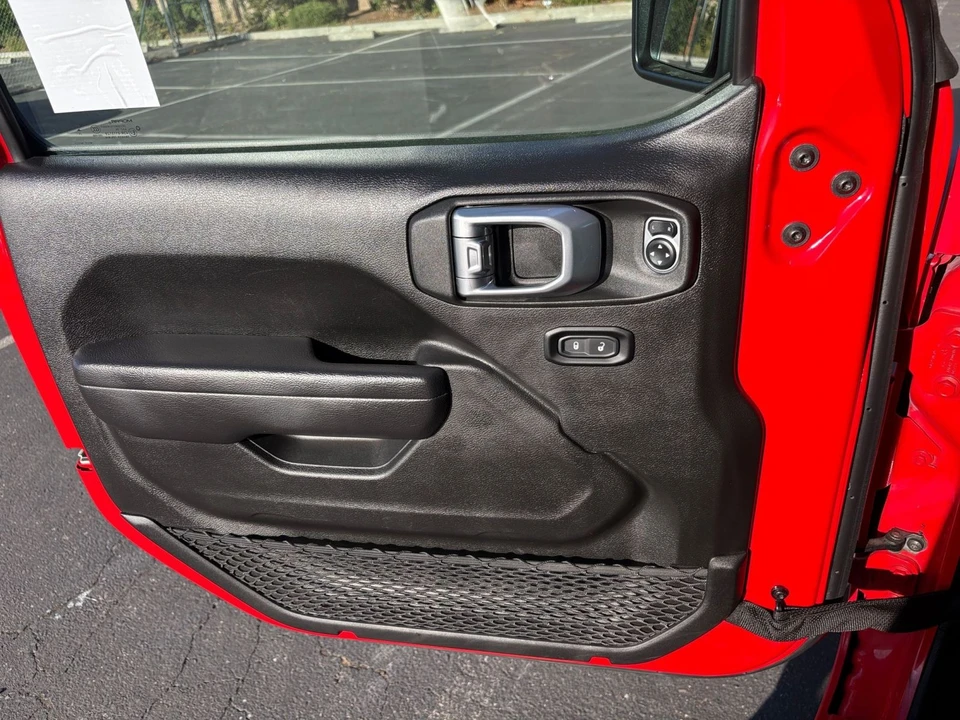 2025 Jeep JL Wrangler - Image 20 of 31