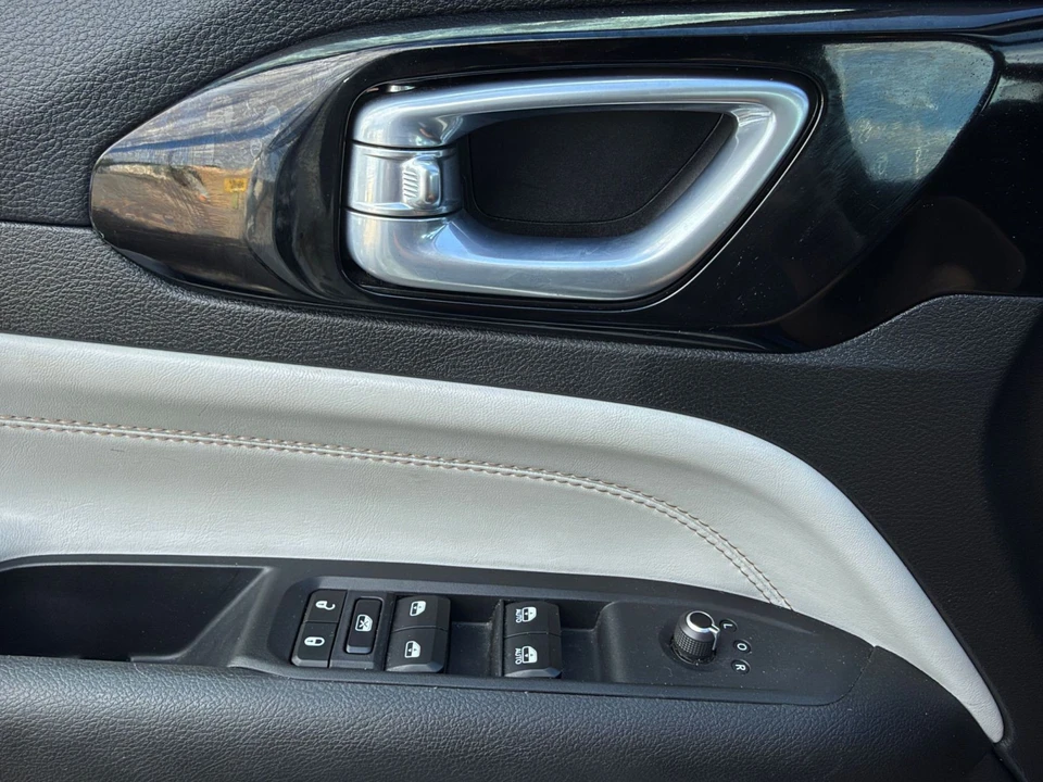 2025 Jeep JL Wrangler - Image 20 of 31