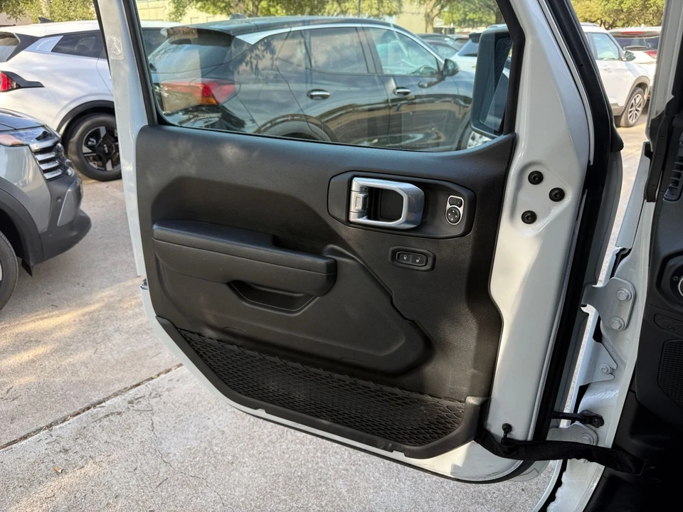 2025 Jeep JL Wrangler - Image 20 of 31