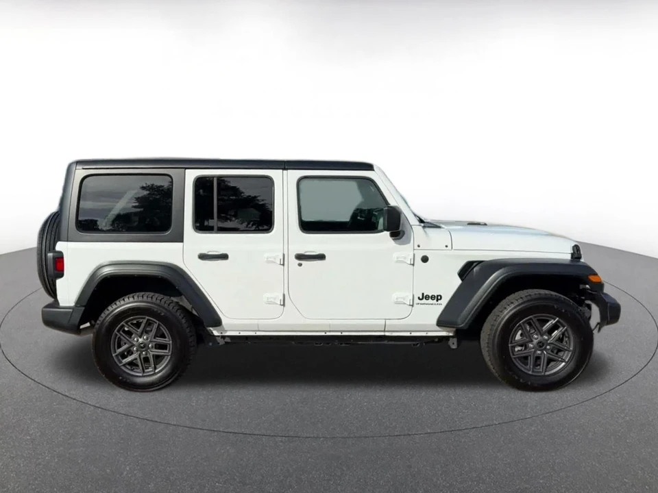 2025 Jeep JL Wrangler - Image 17 of 31