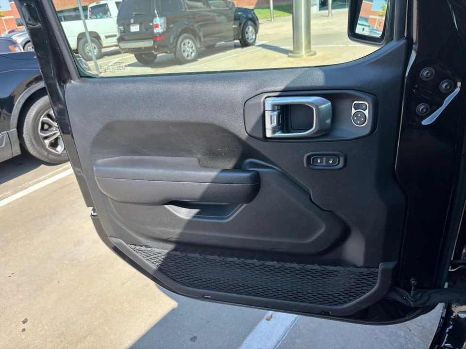 2025 Jeep JL Wrangler - Image 20 of 31