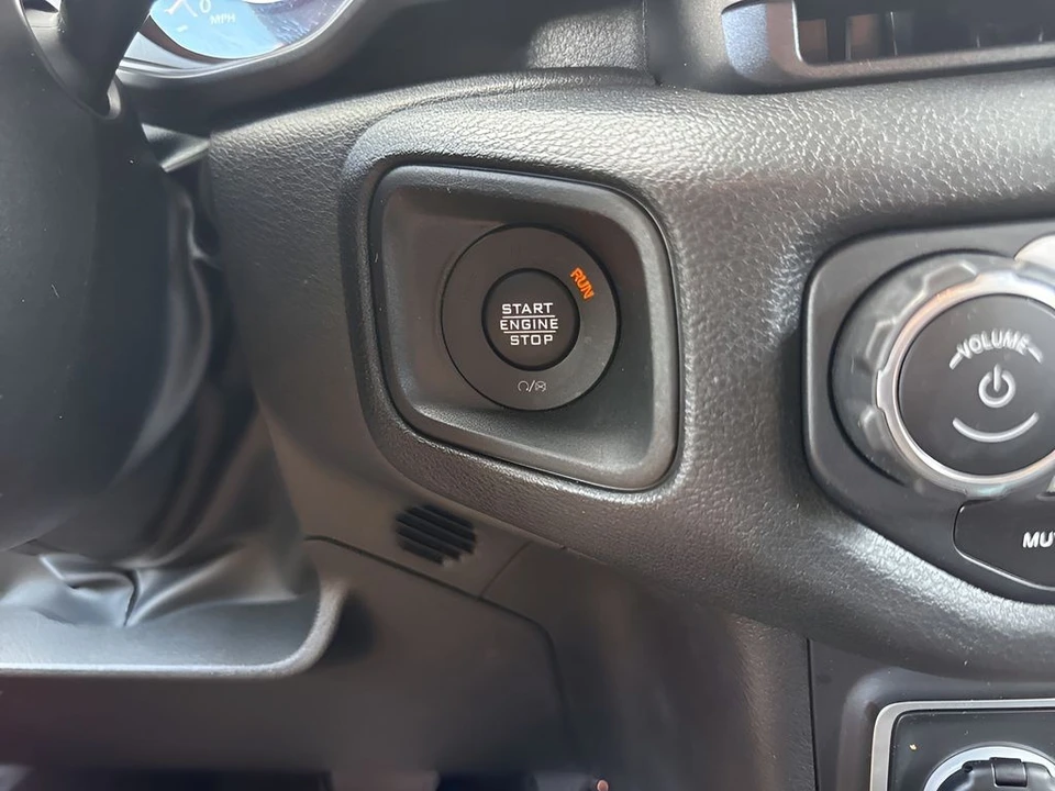 2025 Jeep JL Wrangler - Image 18 of 31