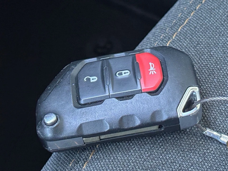 2025 Jeep JL Wrangler - Image 22 of 31