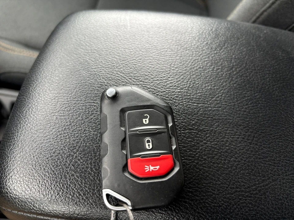 2025 Jeep JL Wrangler - Image 24 of 31