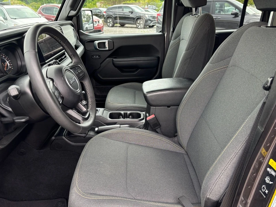 2025 Jeep JL Wrangler - Image 29 of 31