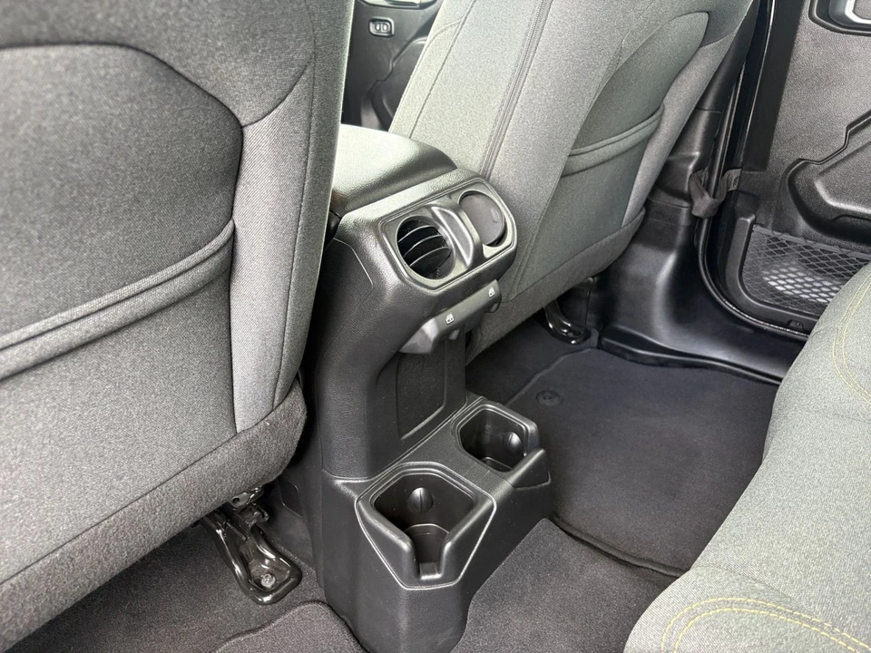 2025 Jeep JL Wrangler - Image 24 of 31
