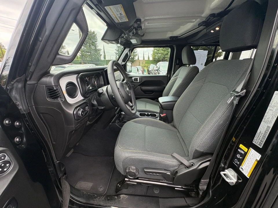 2025 Jeep JL Wrangler - Image 27 of 31