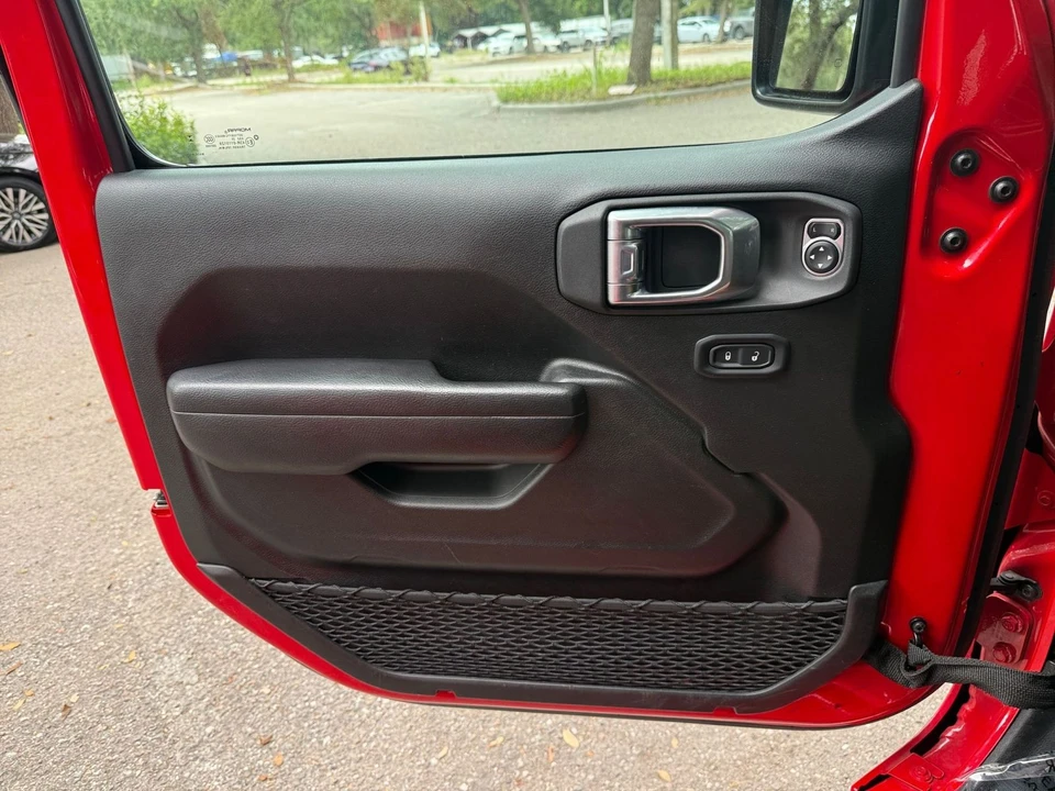 2025 Jeep JL Wrangler - Image 21 of 31