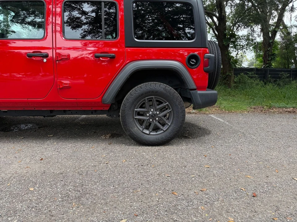 2025 Jeep JL Wrangler - Image 11 of 31