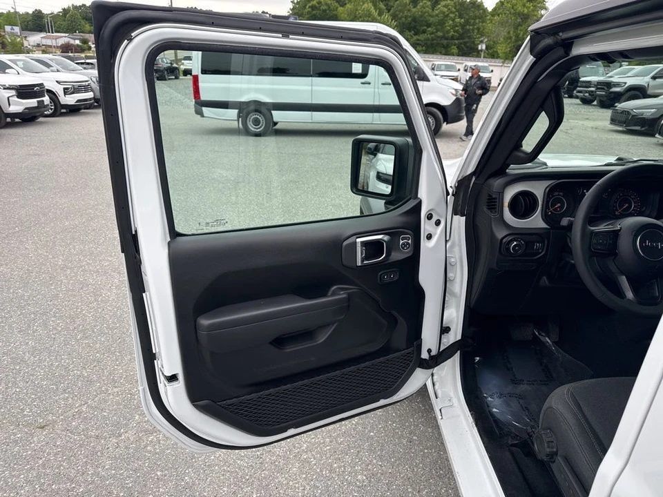 2025 Jeep JL Wrangler - Image 25 of 31