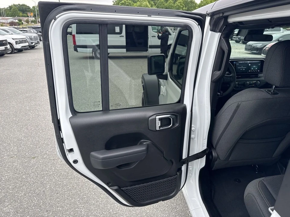 2025 Jeep JL Wrangler - Image 27 of 31