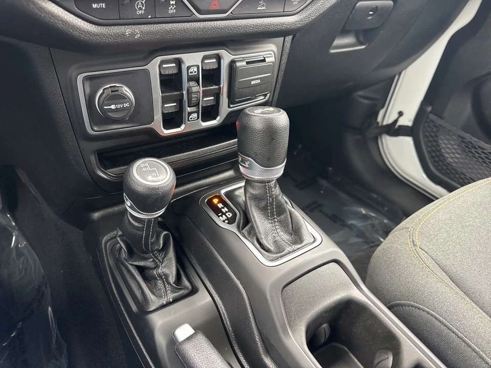 2025 Jeep JL Wrangler - Image 15 of 31