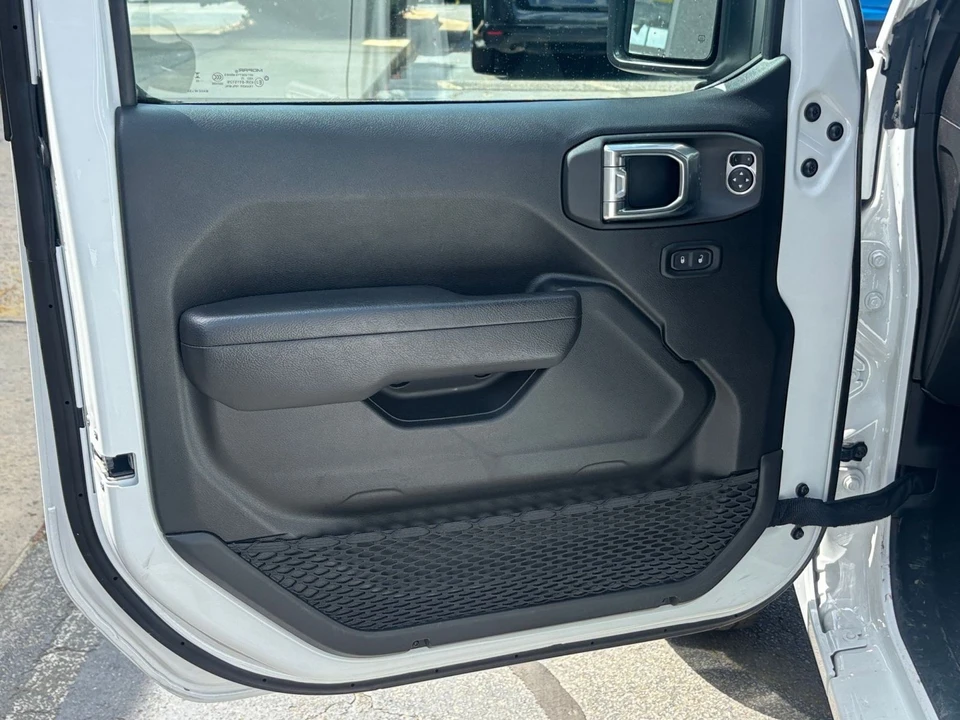 2025 Jeep JL Wrangler - Image 15 of 31