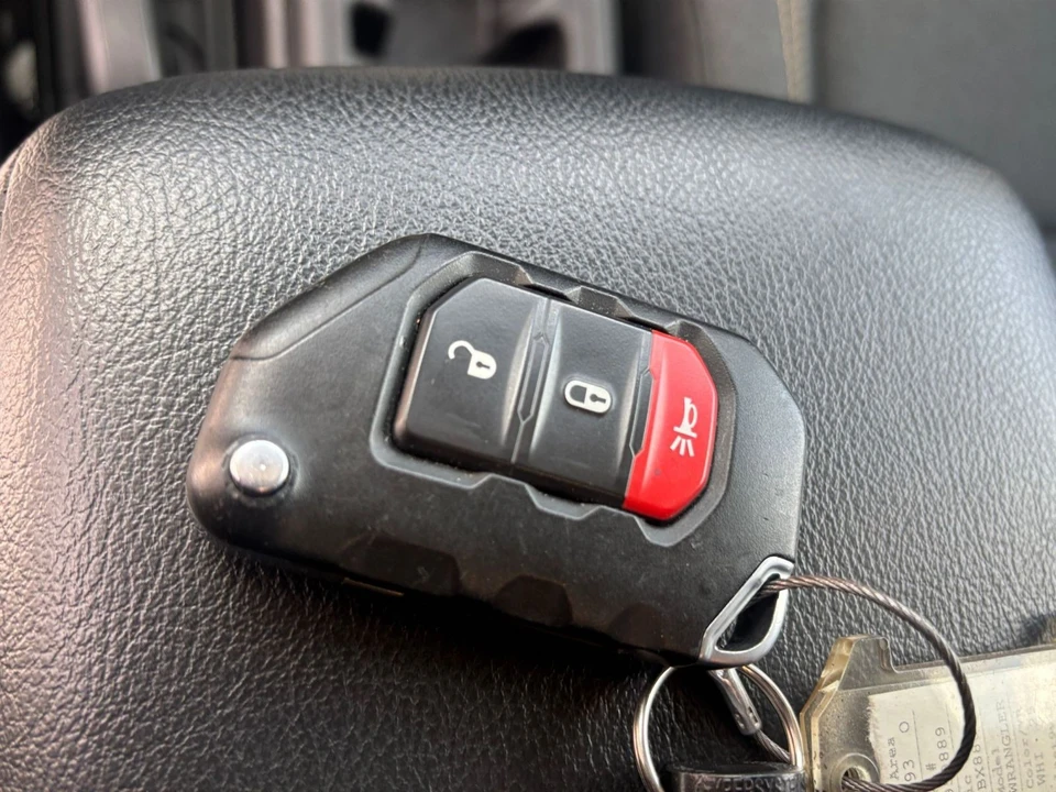 2025 Jeep JL Wrangler - Image 17 of 31