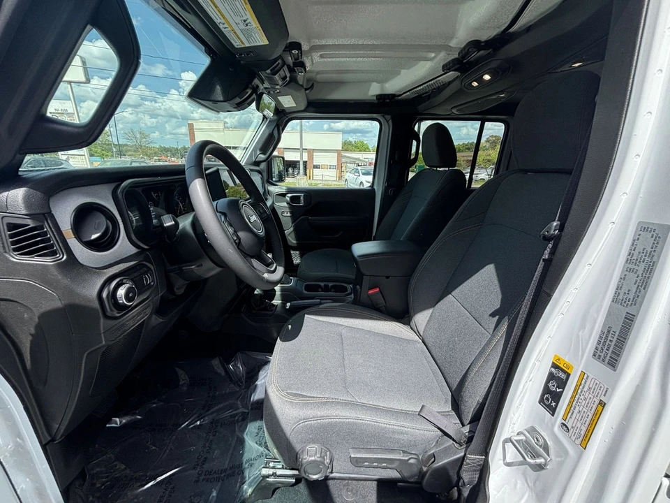 2025 Jeep JL Wrangler - Image 21 of 31