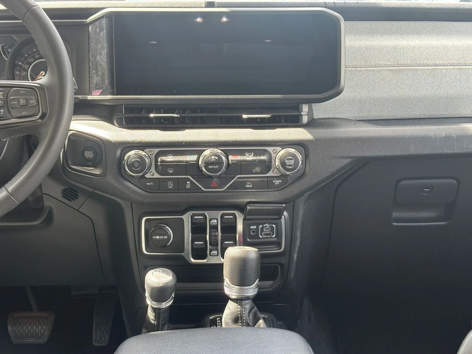 2025 Jeep JL Wrangler - Image 14 of 31