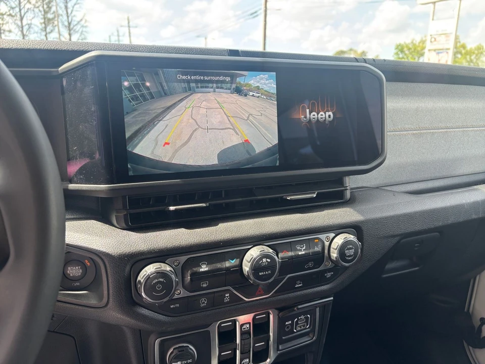 2025 Jeep JL Wrangler - Image 19 of 31