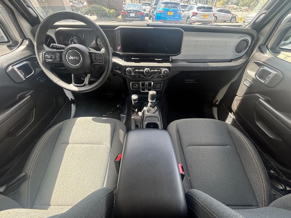 2025 Jeep JL Wrangler - Image 27 of 31