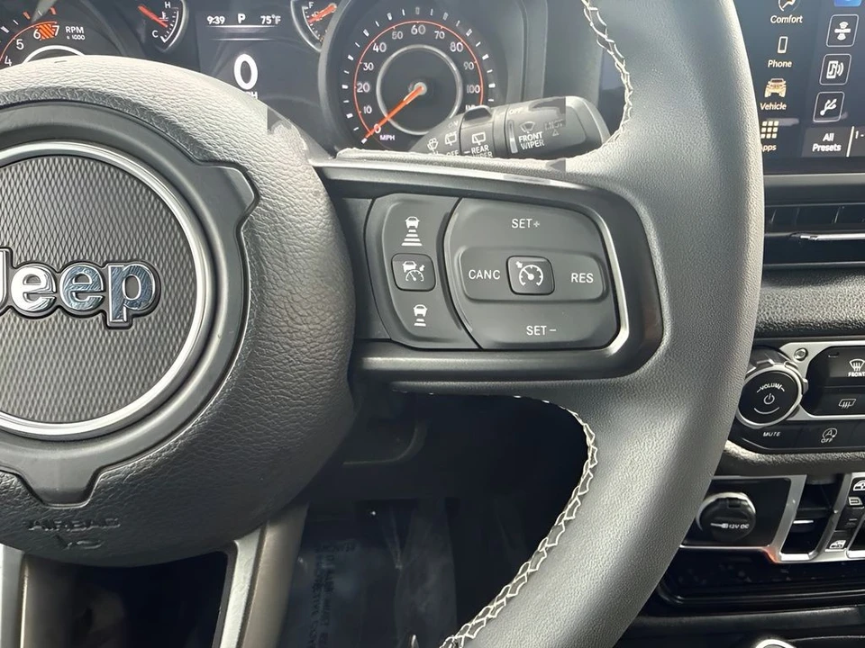 2025 Jeep JL Wrangler - Image 14 of 31