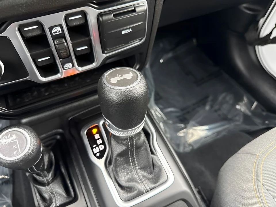 2025 Jeep JL Wrangler - Image 15 of 31