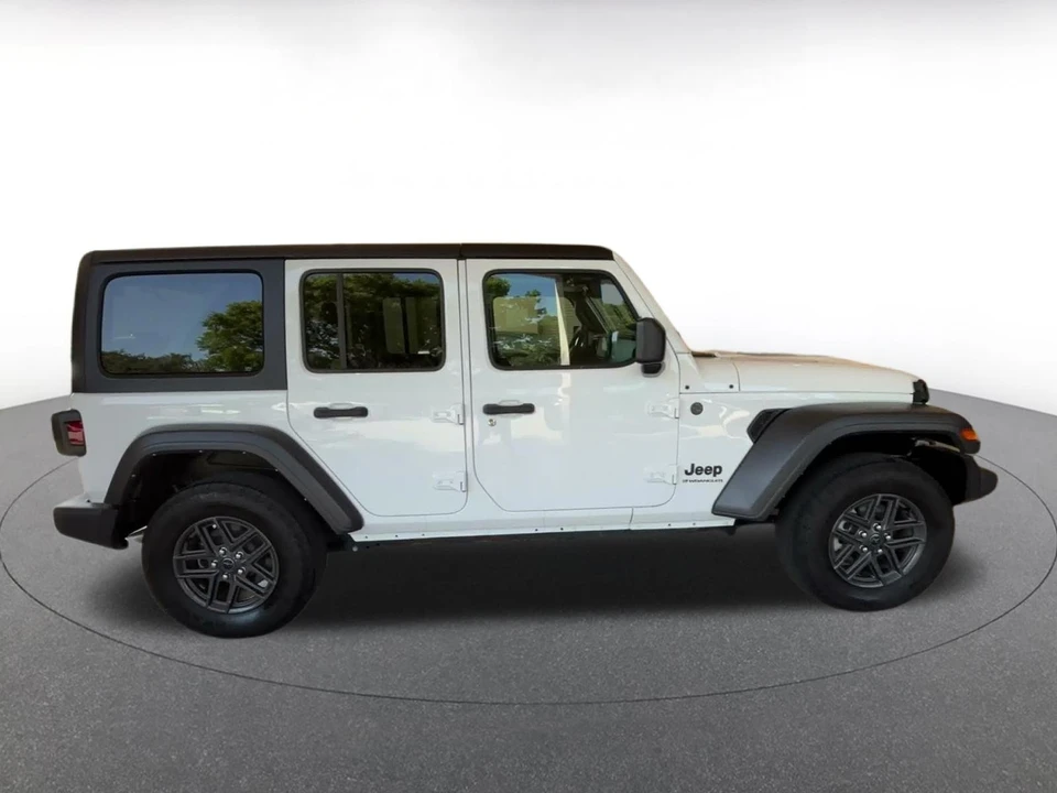 2025 Jeep JL Wrangler - Image 17 of 31