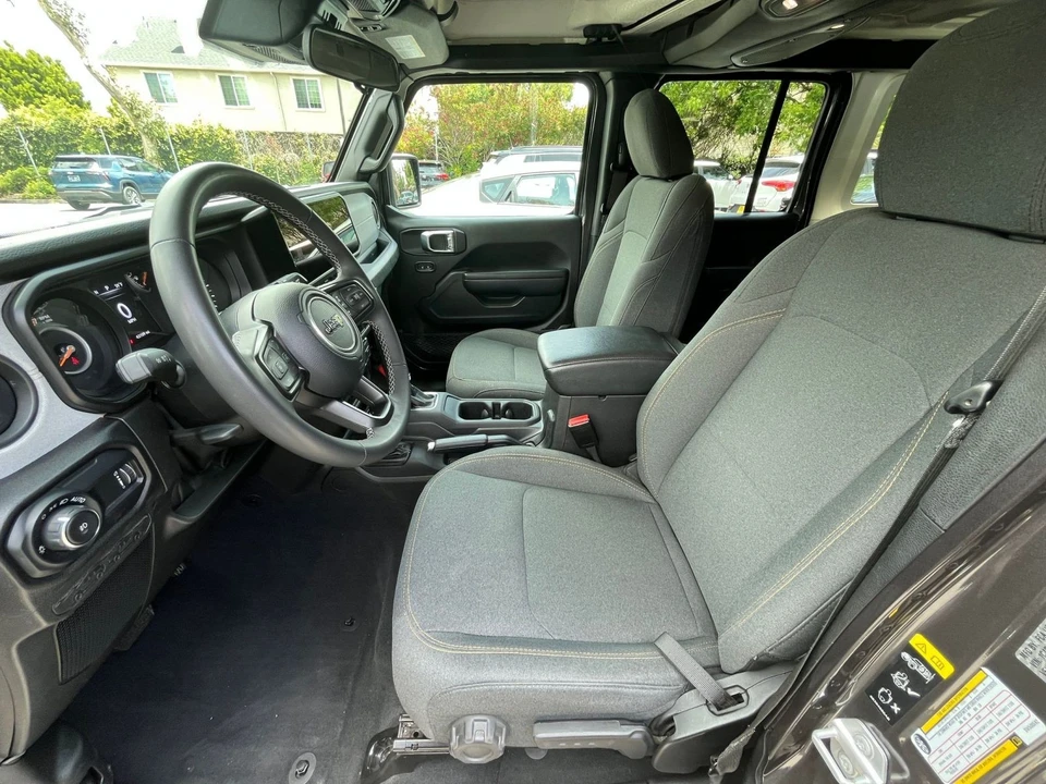 2025 Jeep JL Wrangler - Image 27 of 31