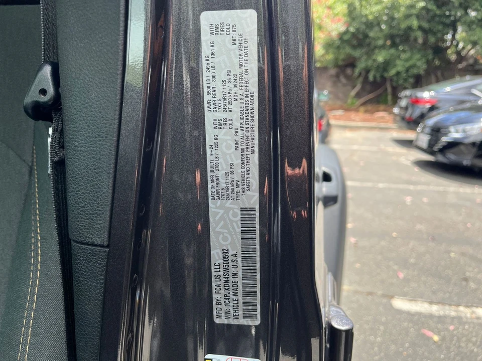 2025 Jeep JL Wrangler - Image 29 of 31