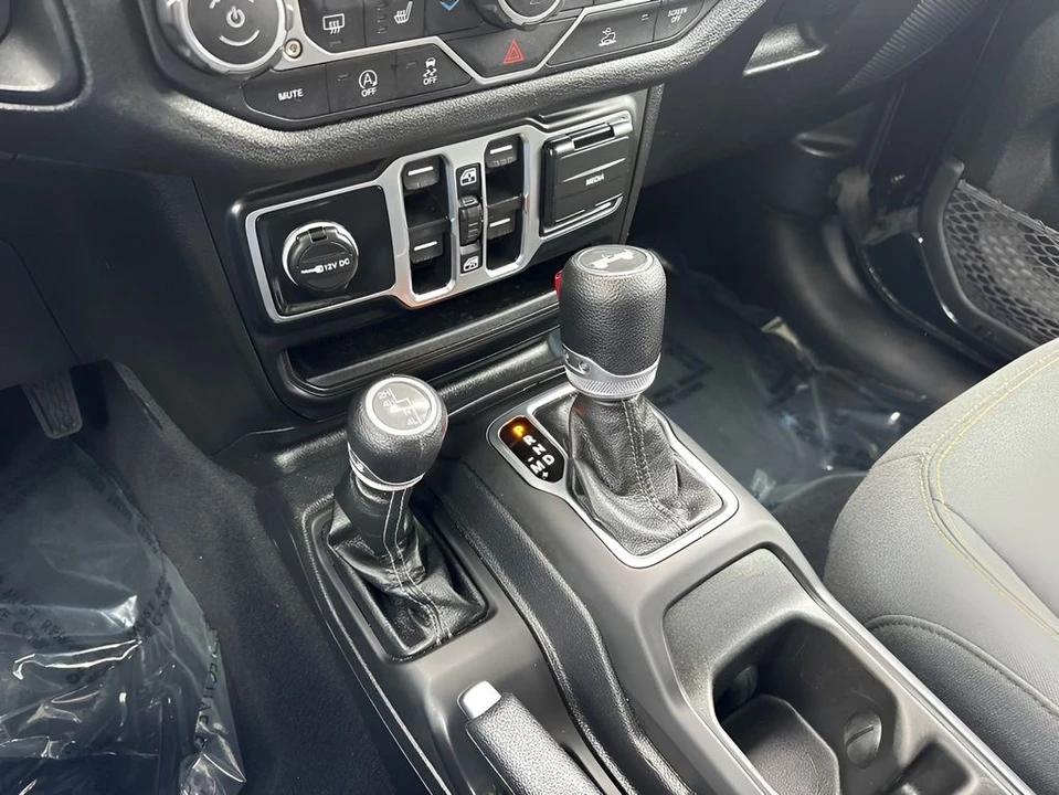 2025 Jeep JL Wrangler - Image 17 of 31