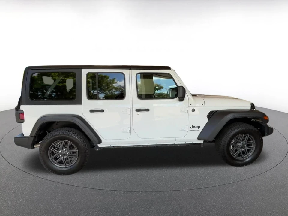 2025 Jeep JL Wrangler - Image 13 of 31