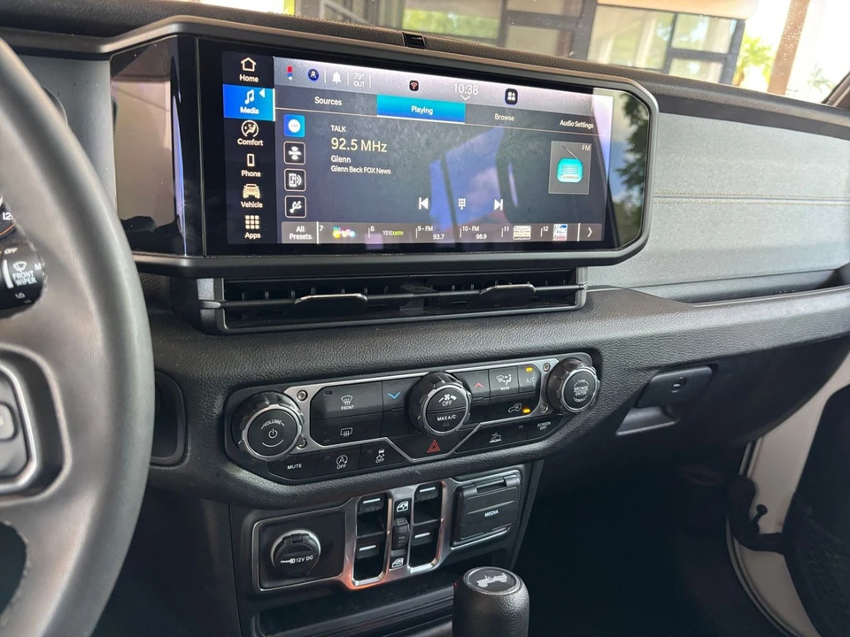 2025 Jeep JL Wrangler - Image 16 of 31