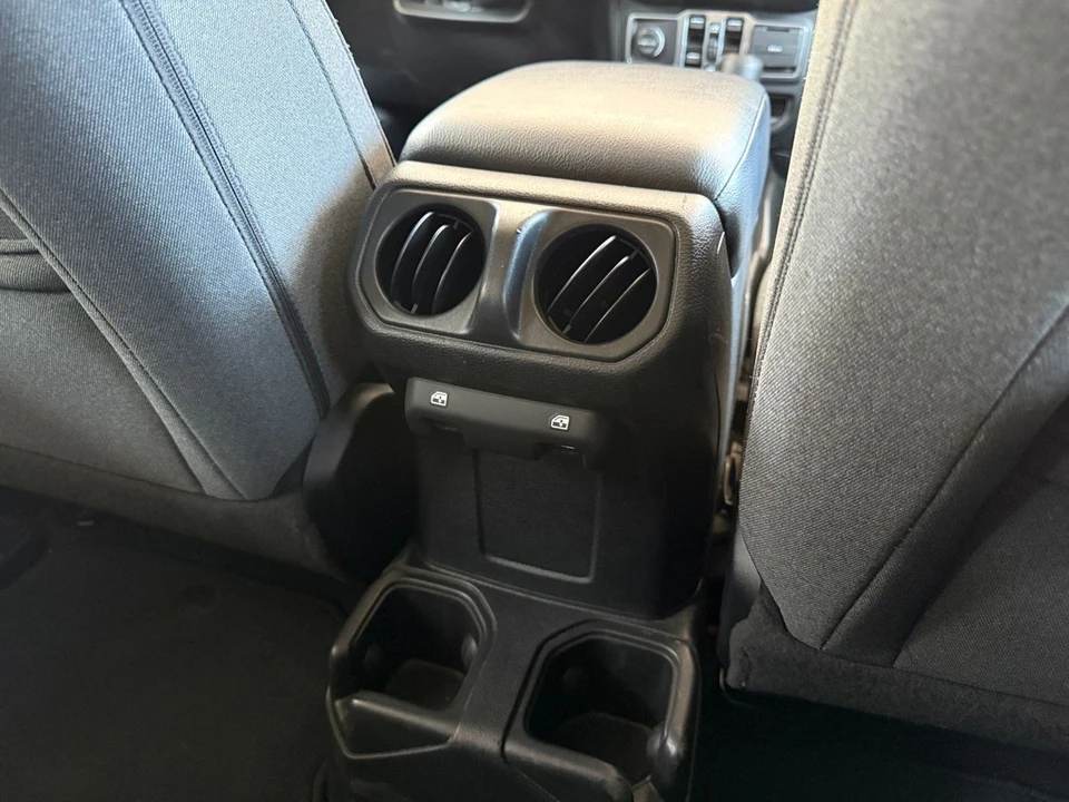 2025 Jeep JL Wrangler - Image 25 of 31