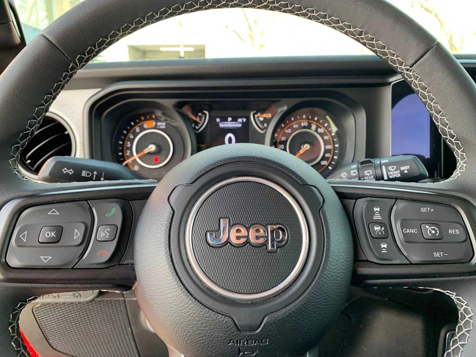 2025 Jeep JL Wrangler - Image 28 of 31