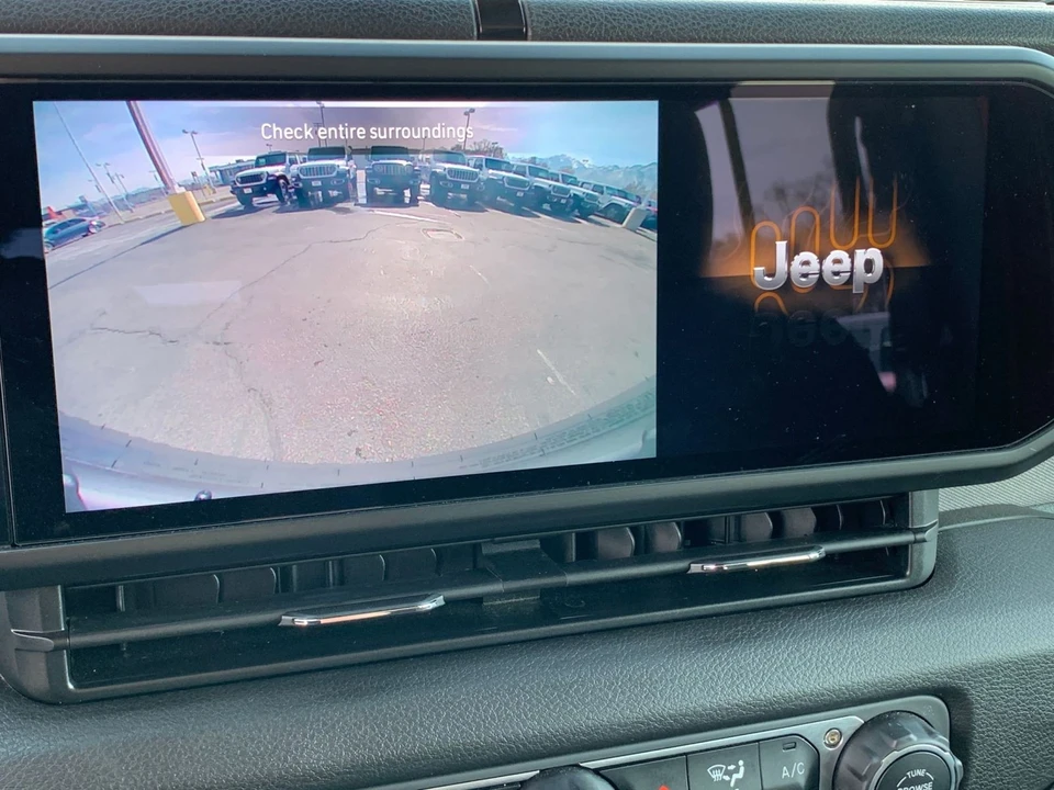 2025 Jeep JL Wrangler - Image 24 of 31