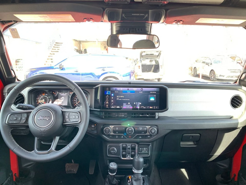 2025 Jeep JL Wrangler - Image 27 of 31
