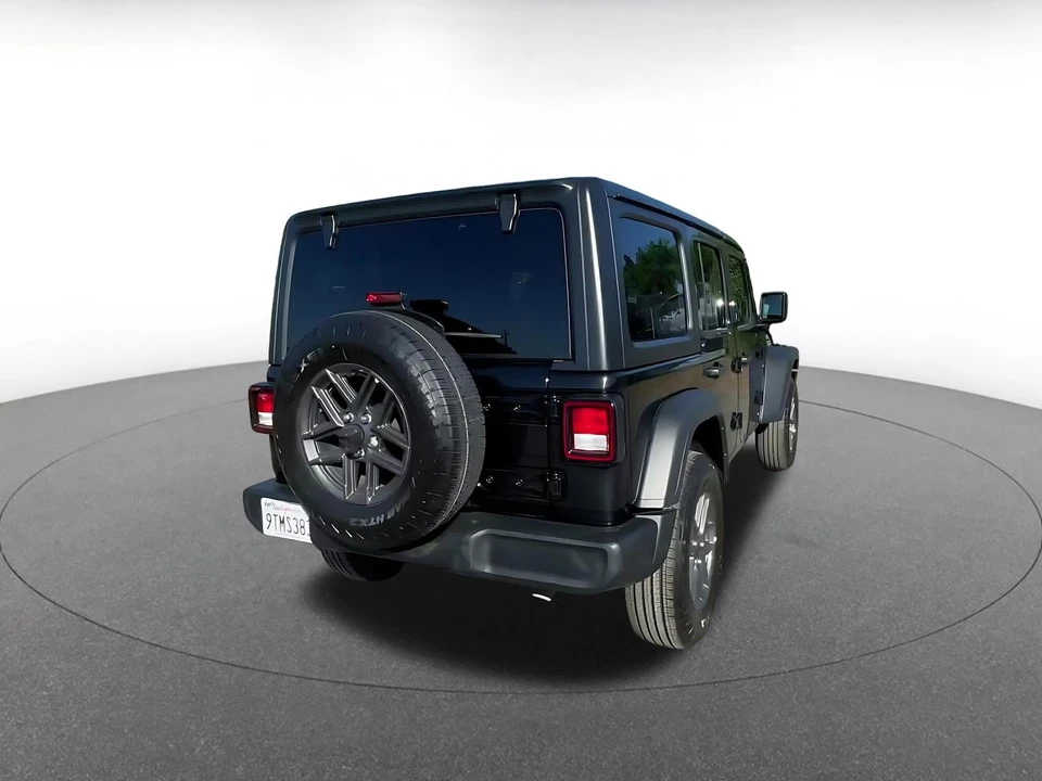 2025 Jeep JL Wrangler - Image 15 of 31