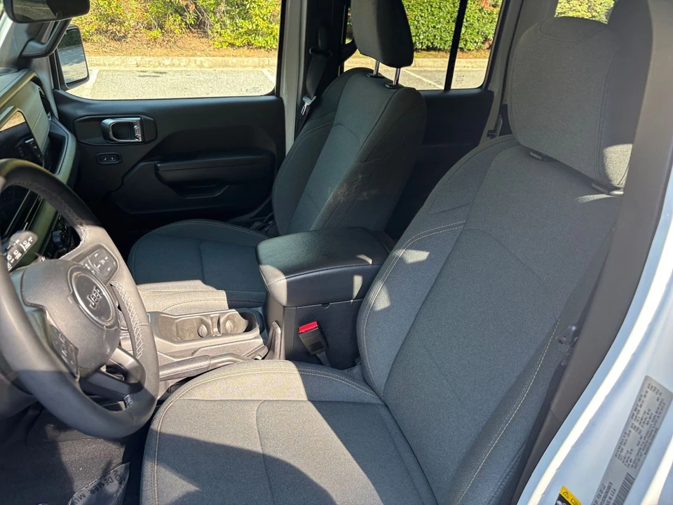 2025 Jeep JL Wrangler - Image 24 of 31