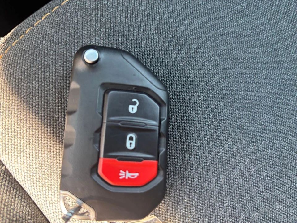 2025 Jeep JL Wrangler - Image 20 of 31