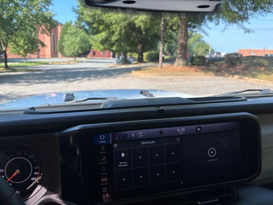 2025 Jeep JL Wrangler - Image 19 of 31