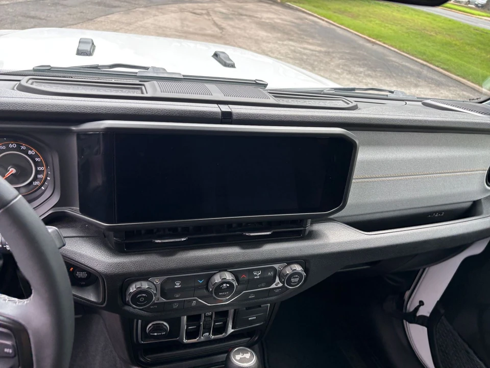 2025 Jeep JL Wrangler - Image 14 of 31