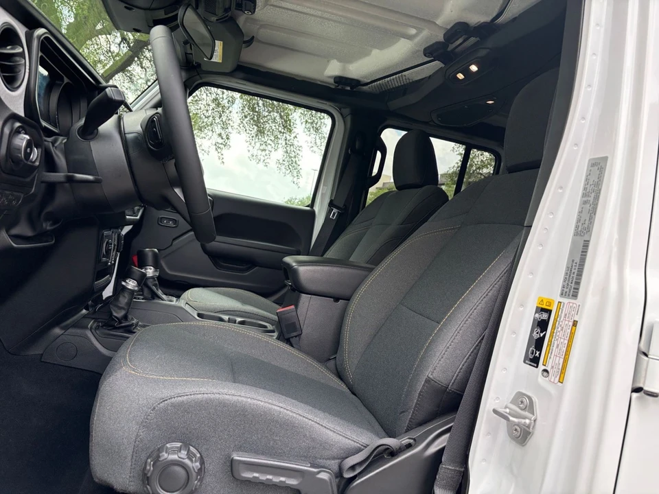 2025 Jeep JL Wrangler - Image 18 of 31