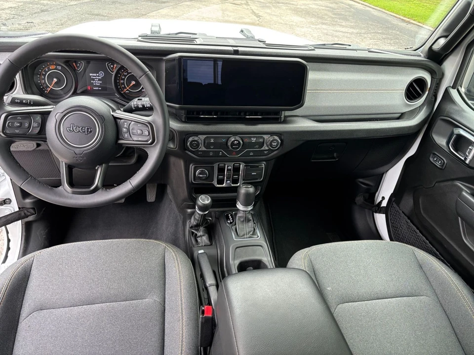 2025 Jeep JL Wrangler - Image 23 of 31