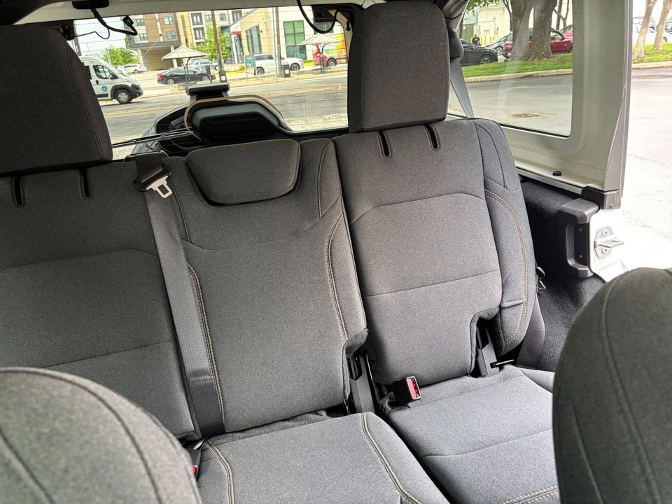 2025 Jeep JL Wrangler - Image 27 of 31