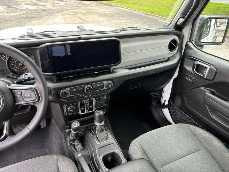 2025 Jeep JL Wrangler - Image 25 of 31