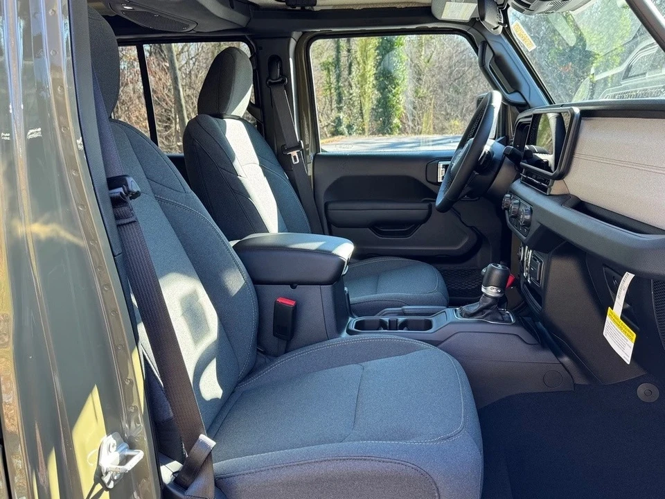 2025 Jeep JL Wrangler - Image 18 of 21