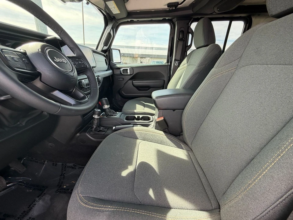 2025 Jeep JL Wrangler - Image 27 of 31