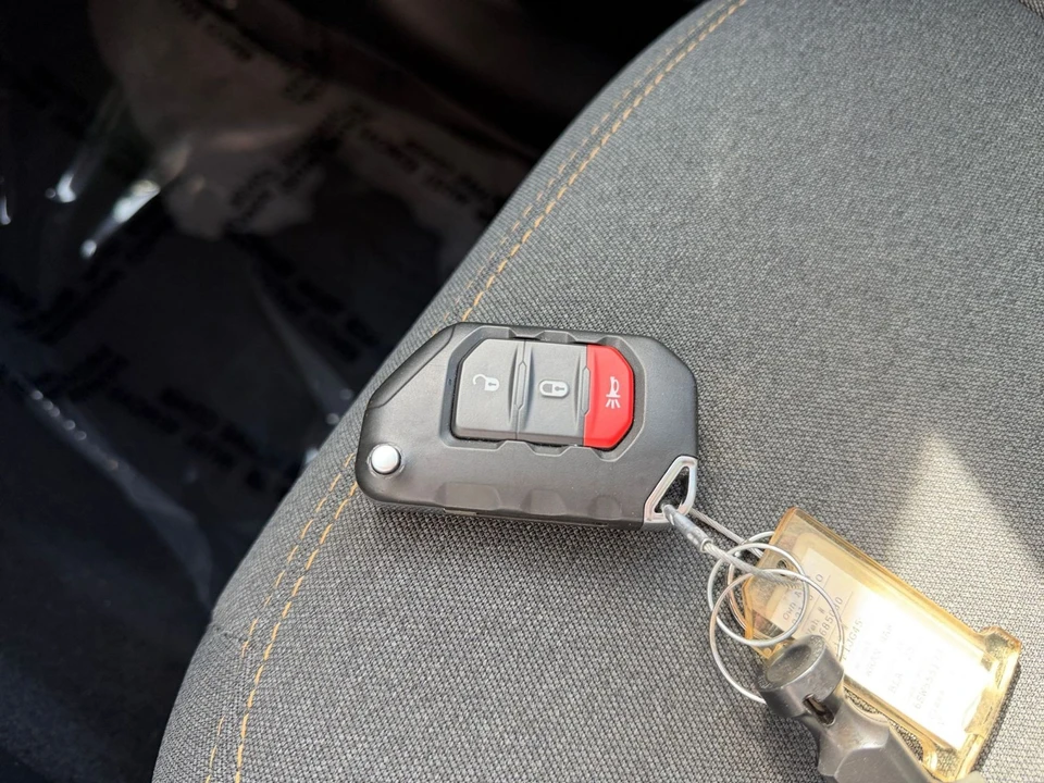 2025 Jeep JL Wrangler - Image 19 of 31