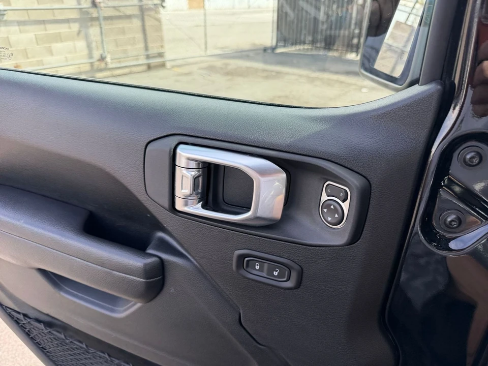 2025 Jeep JL Wrangler - Image 20 of 31