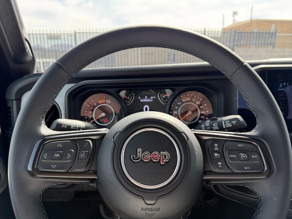 2025 Jeep JL Wrangler - Image 29 of 31